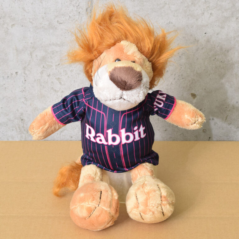 紺にピンクの縦ストライプが映えるクラシックな雰囲気のユニフォーム