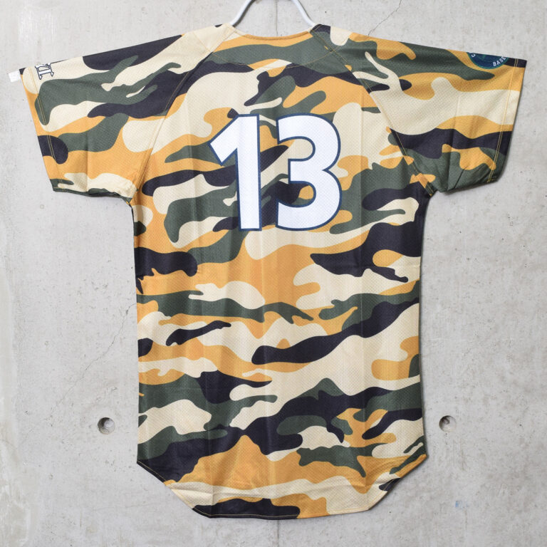 迷彩柄を全面的に採用したインパクトの強い野球ユニフォーム | 作成